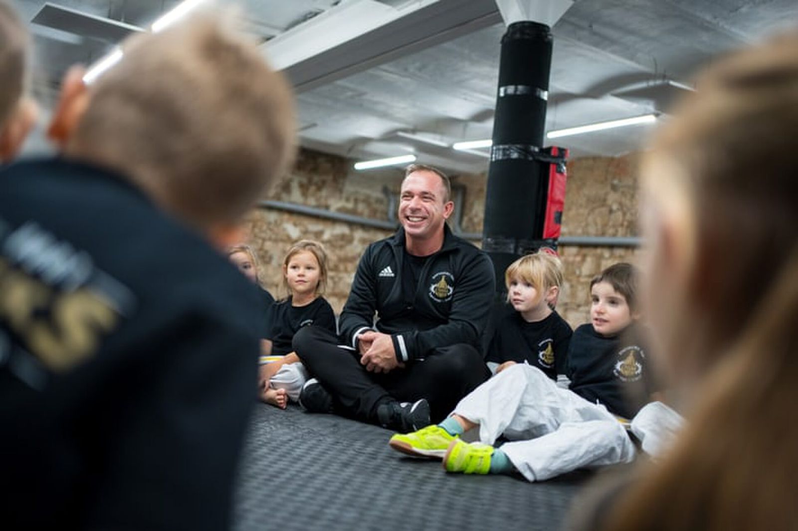 Trainer mit Kindern im Kreis
