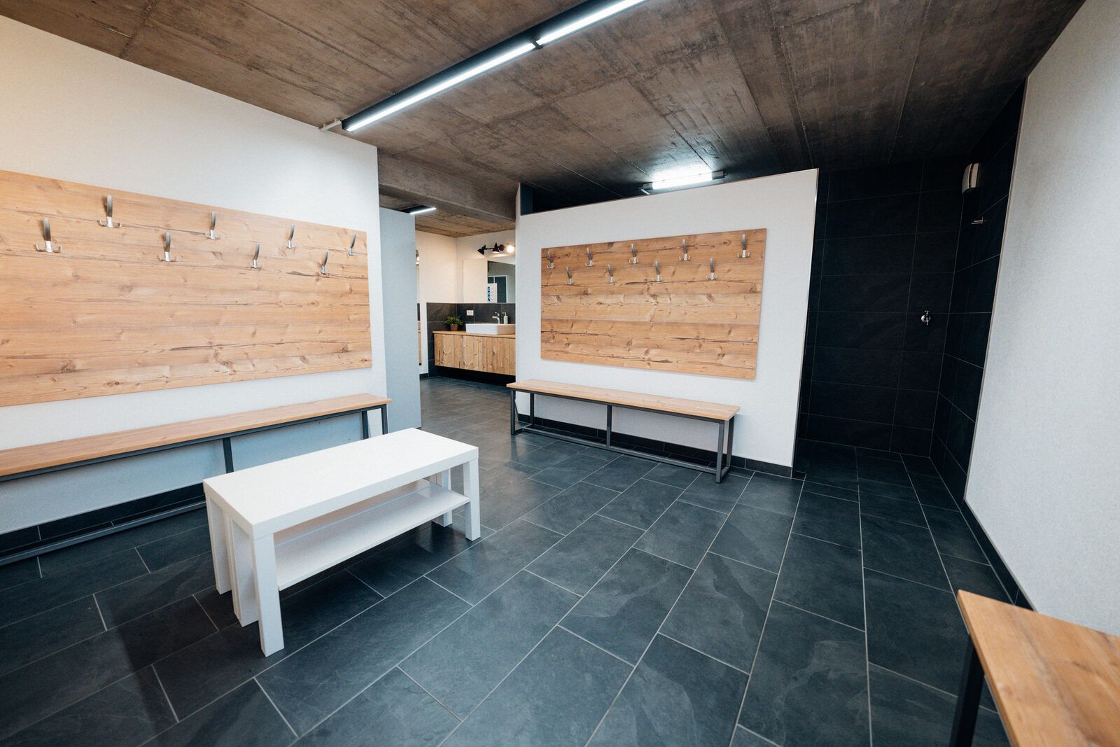 Moderne Umkleiden der Sportakademie